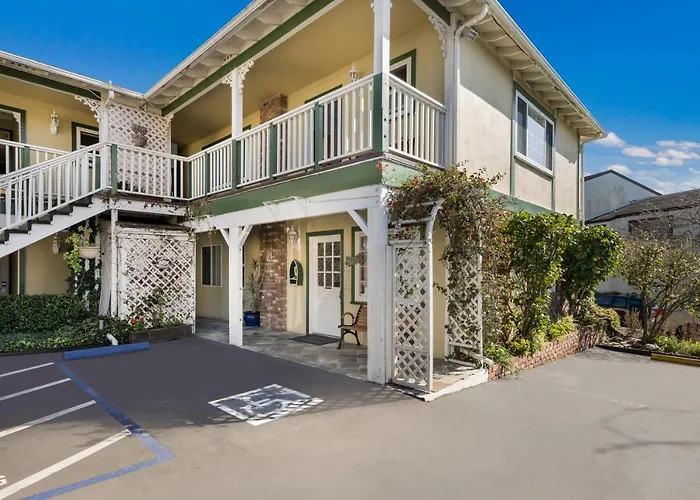 Carmel Inn & Suites